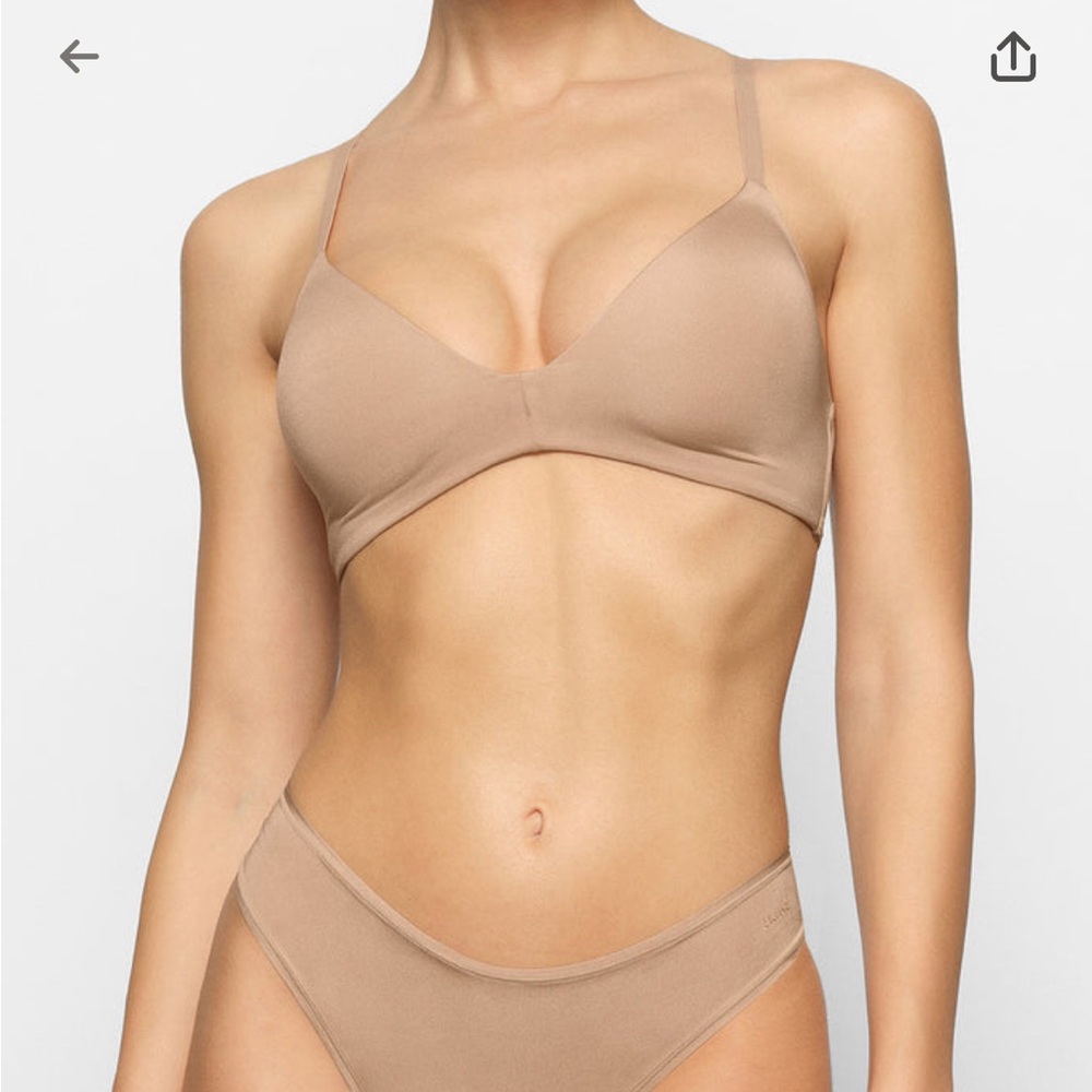 Skims lightly lined wireless size 32 DD 
COLOR: sand